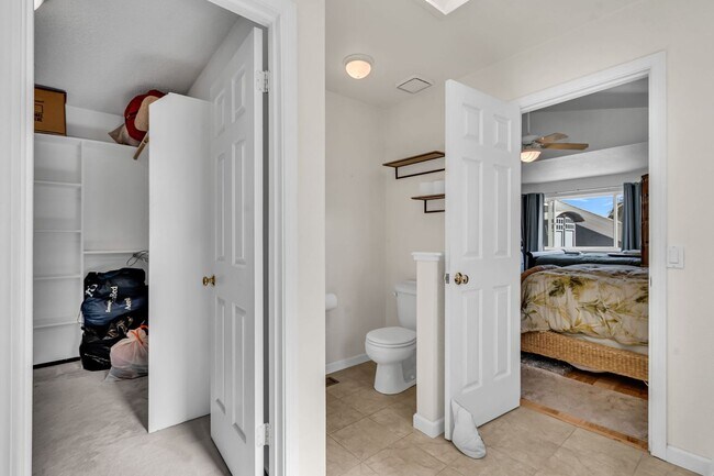 Building Photo - INCREDIBLE LOCATION... END OF CUL DE SAC WITH OVER 100 FEET ON WATER... MARVELOUS DOCK AND DECK W...