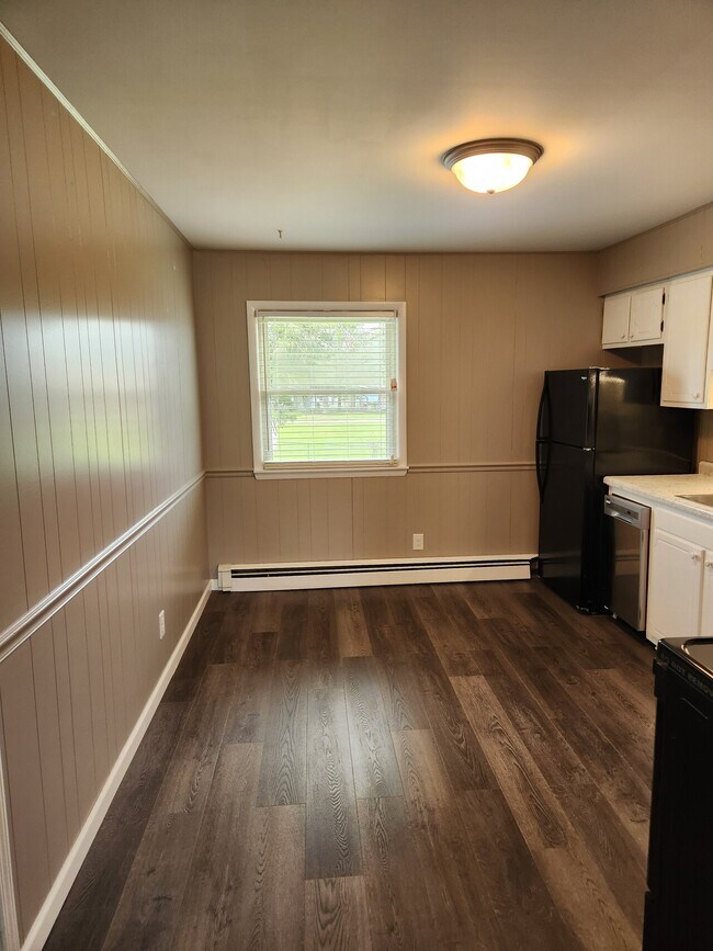 Building Photo - East Main