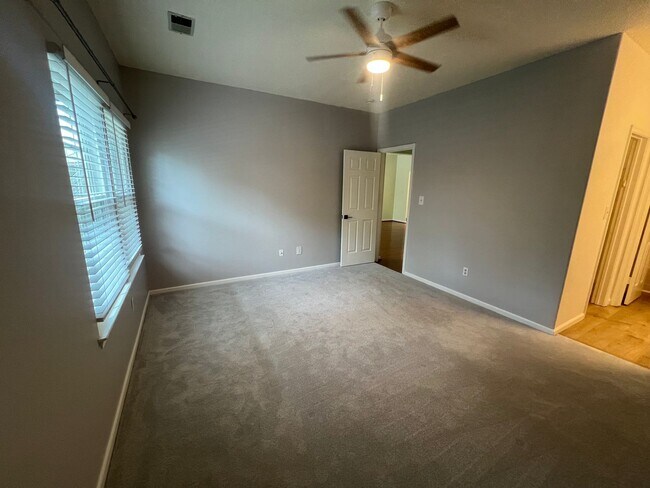 Building Photo - 833 Gas Light Ln