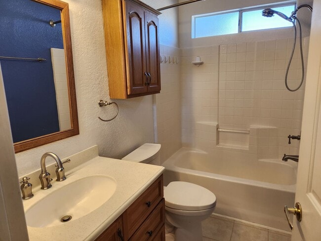 Building Photo - Stunning 3 bed / 2 bath Solar Home in Desi...