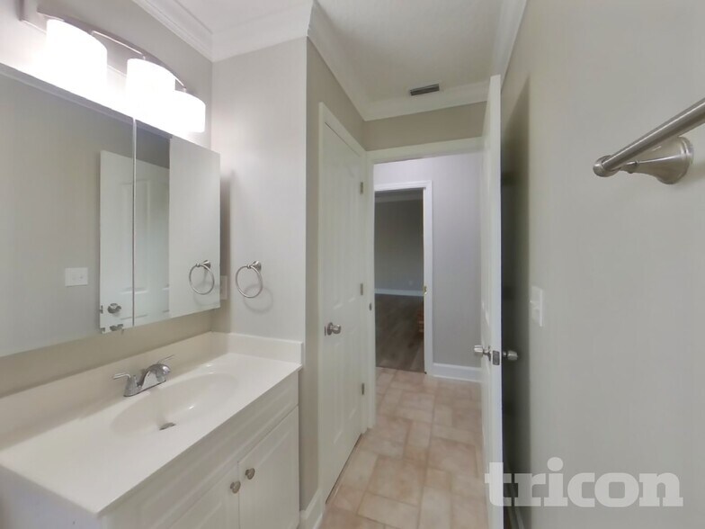 Building Photo - 1137 Hideaway Dr N