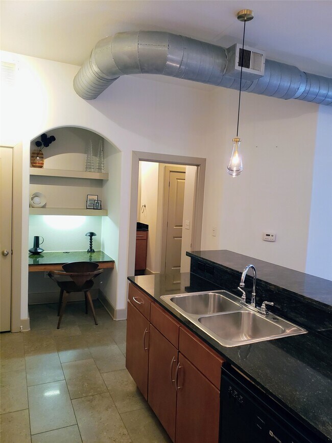 Building Photo - 1901 Post Oak Blvd