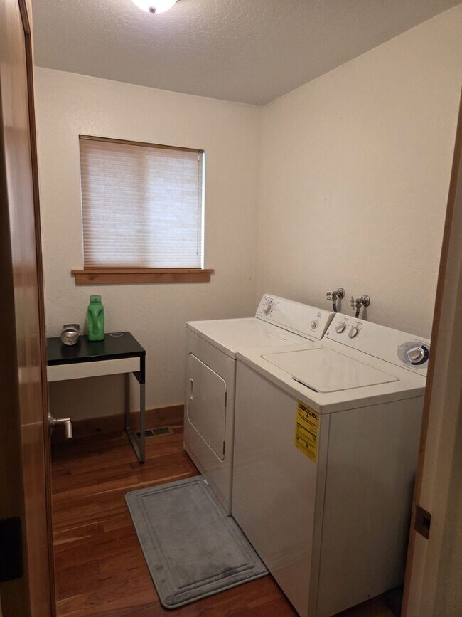 Building Photo - Two bedroom furnished home in a quiet area