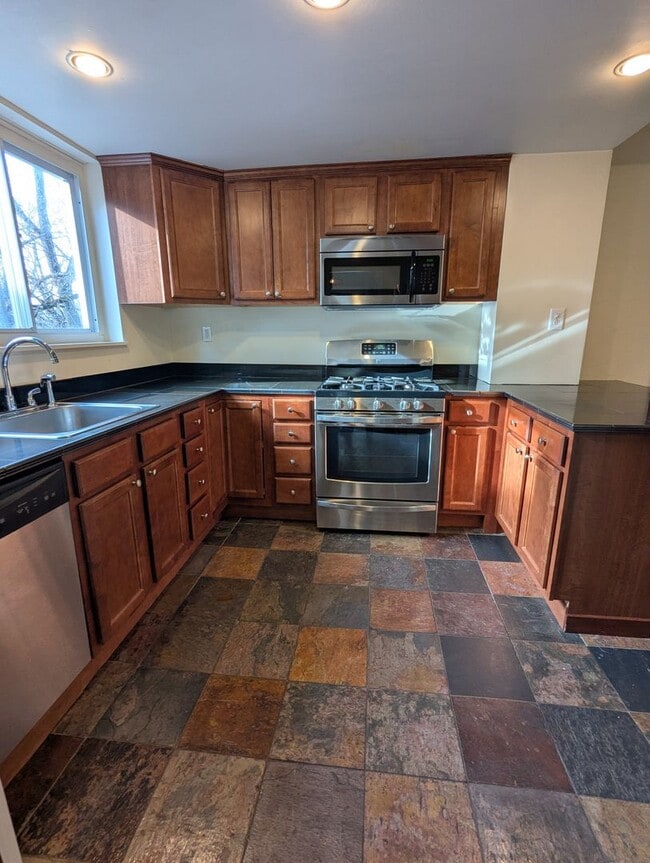 Building Photo - 4 Bedroom, 2 Bathroom Single Family Home (Mt. Washington)