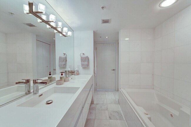 Building Photo - 1900 Sunset Harbour Dr