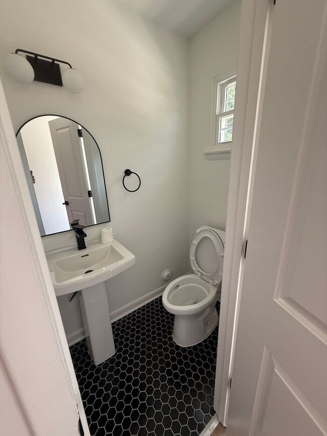 Building Photo - 708 Hawes Ct