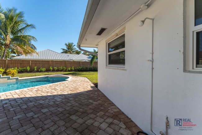 Building Photo - Beautifully renovated Tequesta POOL home 3...