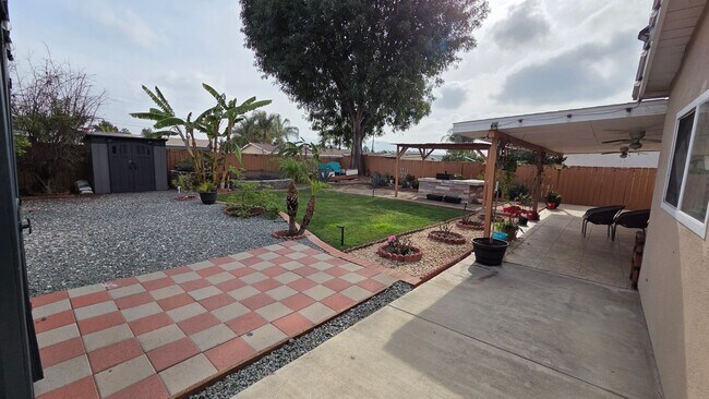 Building Photo - Spacious 3 bed 1 bath with a large backyard!