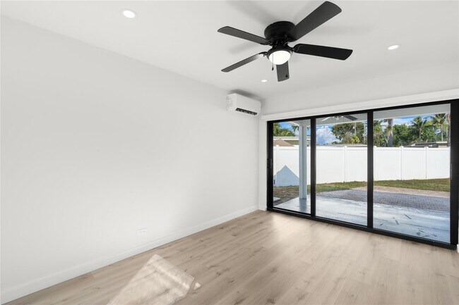 Building Photo - 455 SW 14th Ct