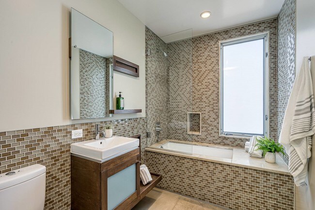 Building Photo - 414 Venice Way