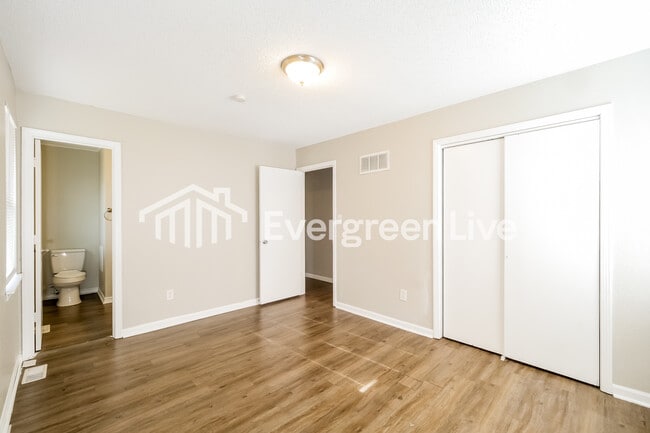 Building Photo - 1109 NE 9th St