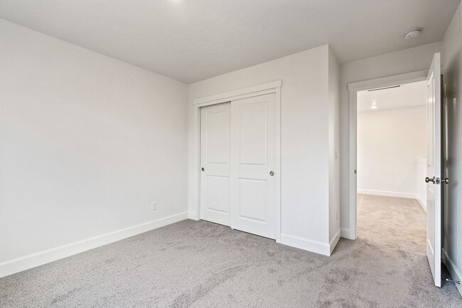 Building Photo - 4 bedroom home in desirable neighborhood