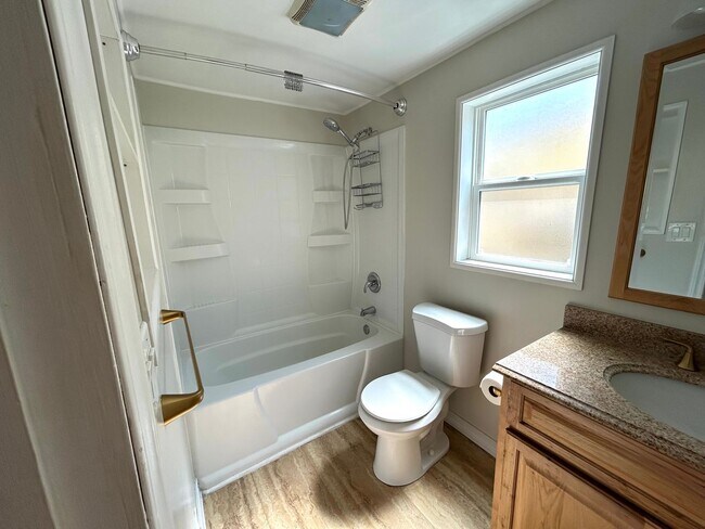 Building Photo - Charming 3BD, 1BA Beach House Near Alki
