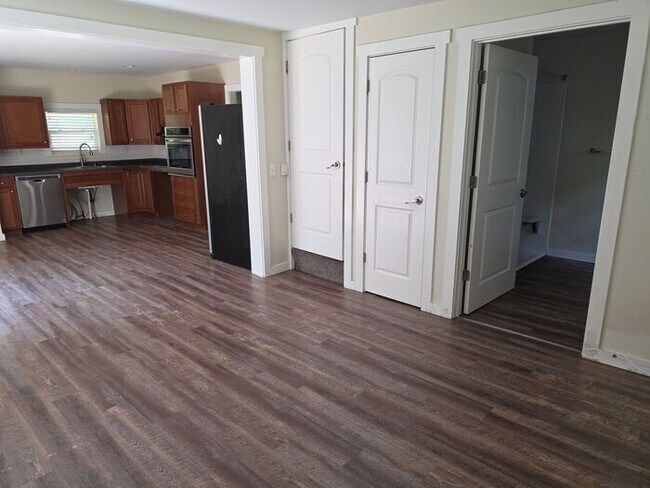 Building Photo - 3 bedroom home Eau Claire