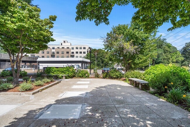 Building Photo - 1025 Hancock St