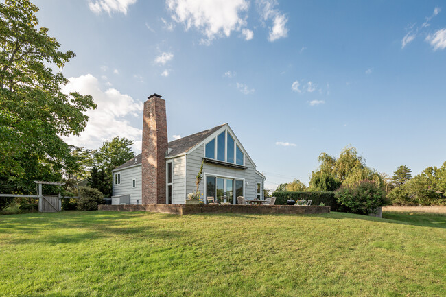 Building Photo - 900 Springs Fireplace Rd