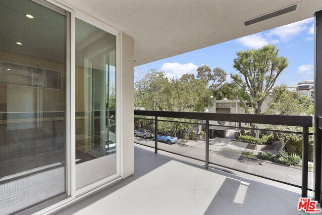 Building Photo - 723 Westmount Dr