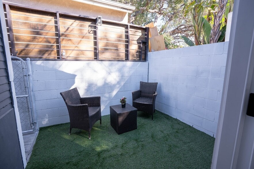 Building Photo - 2267 Las Flores Dr