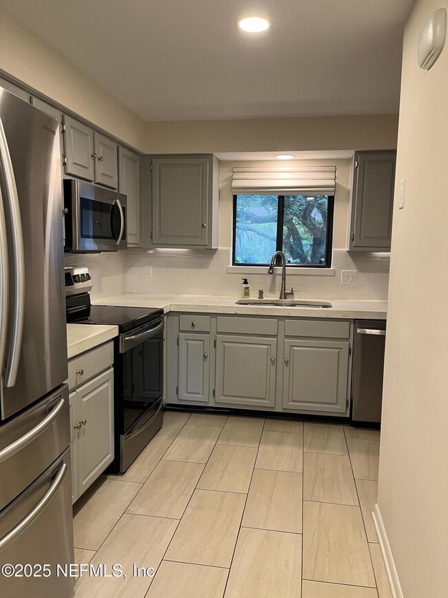 Building Photo - 1809 Kings Way