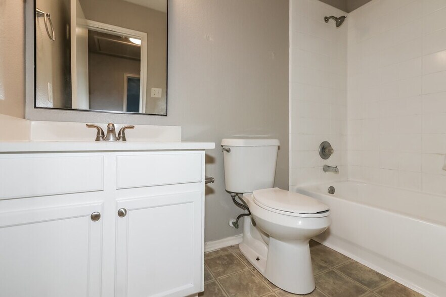 Building Photo - 21118 Bridgemeadows Ln
