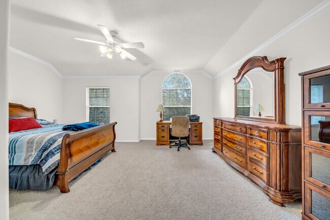 Building Photo - A beautifully maintained 3 bedroom, 2.5 ba...