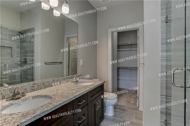 Building Photo - Like New Blue Valley Townhome-Available NOW!!