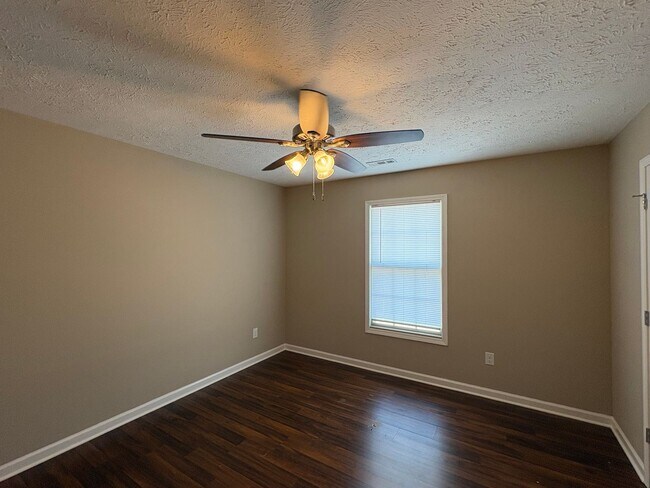 Building Photo - Cute 3 Bedroom Brick Home in Manchester!