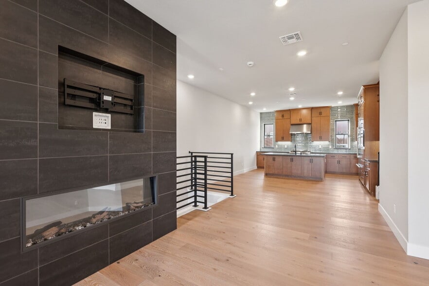 Family room - 137 8th St