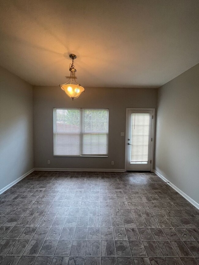 Building Photo - 2 bed, 2 bath, 2 car garage ranch style to...