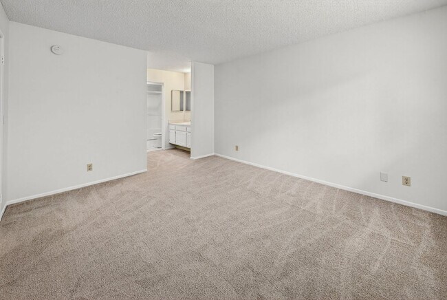 Building Photo - ADORABLE 3+2 CORNER UNIT & 2-CAR GARAGE!