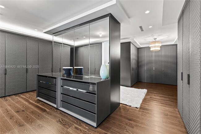 Building Photo - 17901 Collins Ave