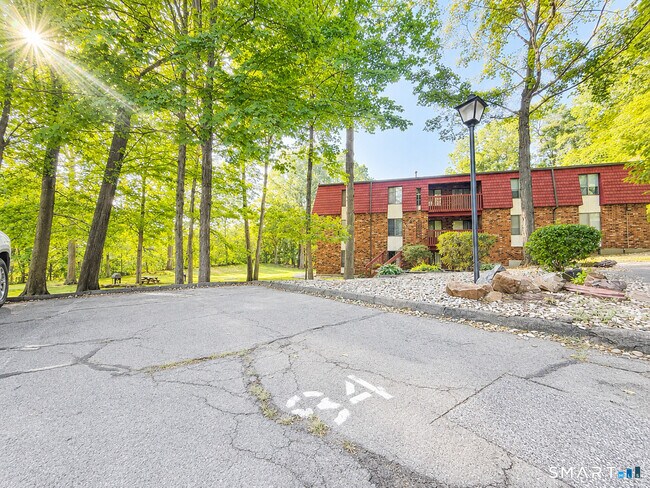 Building Photo - 10 Woodsedge Dr