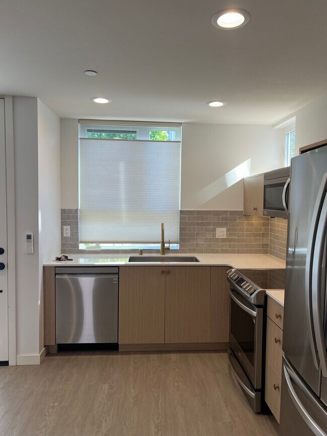 Building Photo - Beautiful Blackwood Home Ballard!