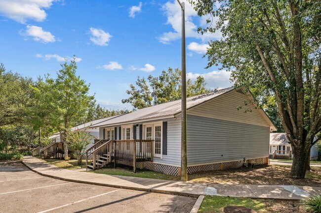 Building Photo - 2202 Magnolia Cir