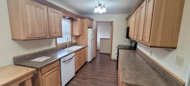Building Photo - 2907 Birchmont Dr NE