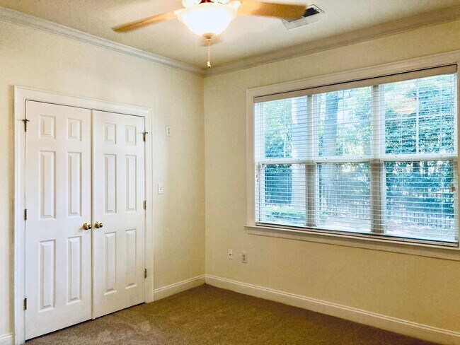 Building Photo - Renovated Southpark condo!