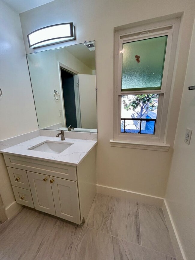 Building Photo - Updated townhome in the heart of Fremont