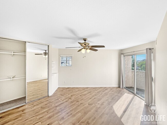 Building Photo - Stunning 2BD/2BA W/ Updated Kitchen and Re...