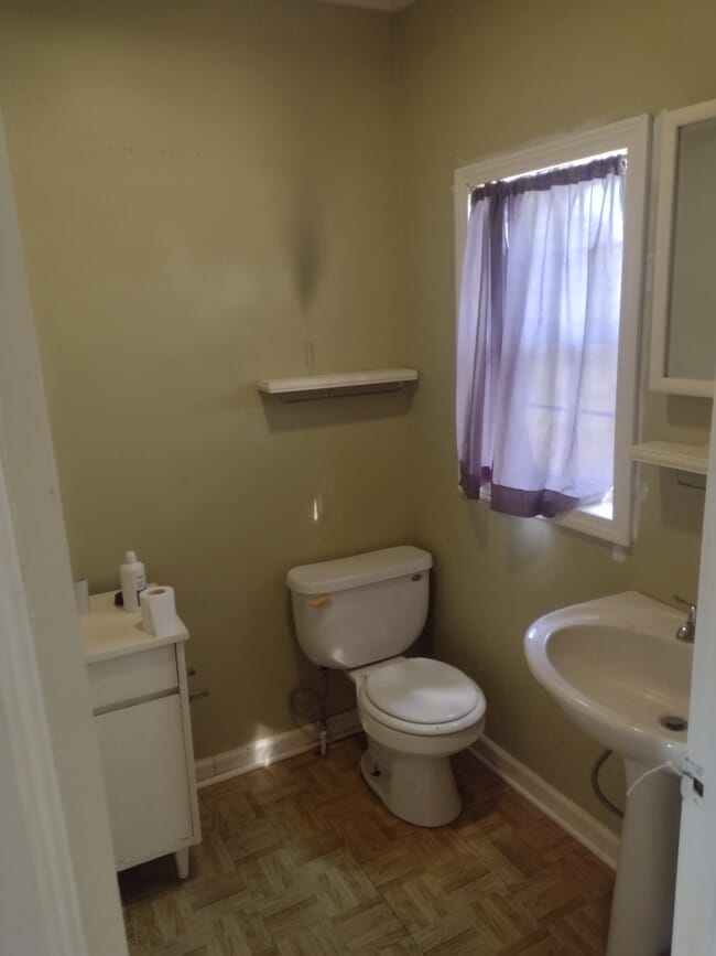 Building Photo - 123 Hillcrest St