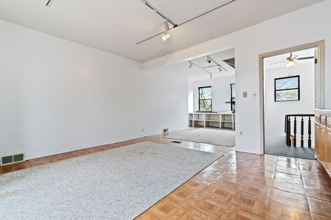 Building Photo - Charming - Manchester Home