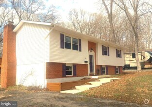 Building Photo - 30 Colonial Cir