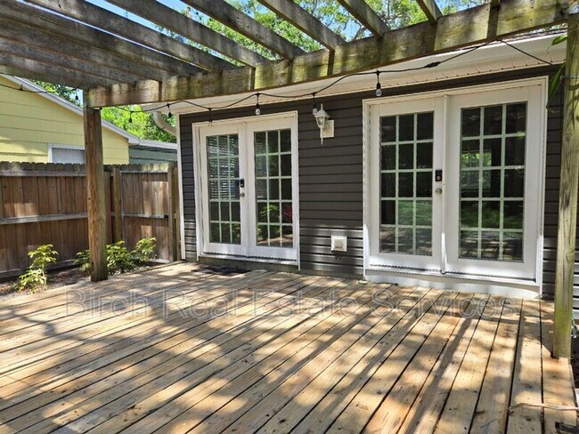 Building Photo - 608 Tangerine Ave