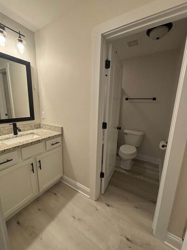 Building Photo - Newly Renovated & Move in ready