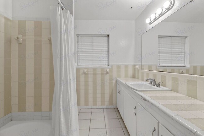 Building Photo - 1618 University Dr