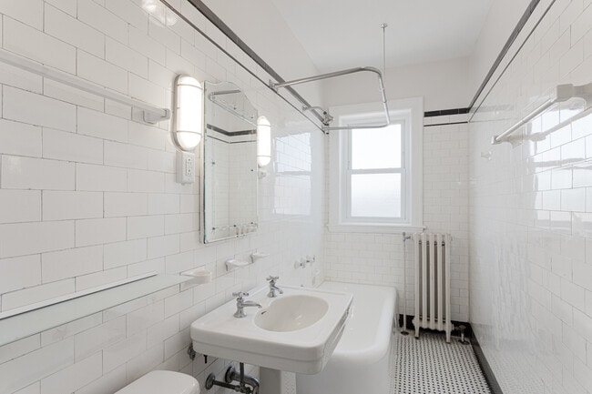 Building Photo - 2352 N Spaulding Ave