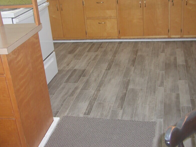 Building Photo - 241 E Ronning Ave