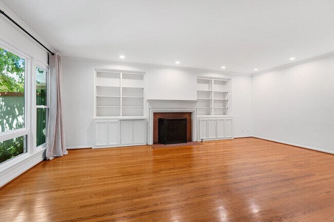 Building Photo - 11053 Strathmore Dr
