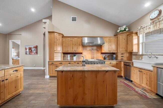 Building Photo - Furnished 4BR Mountain View Home with Garage