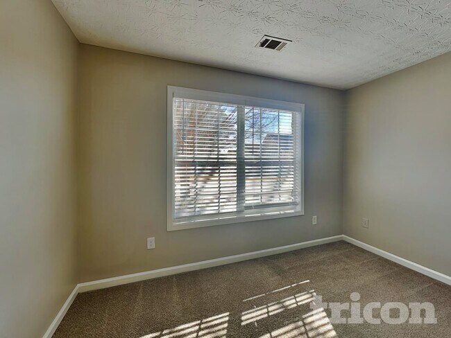 Building Photo - 613 Shadow Lake Dr