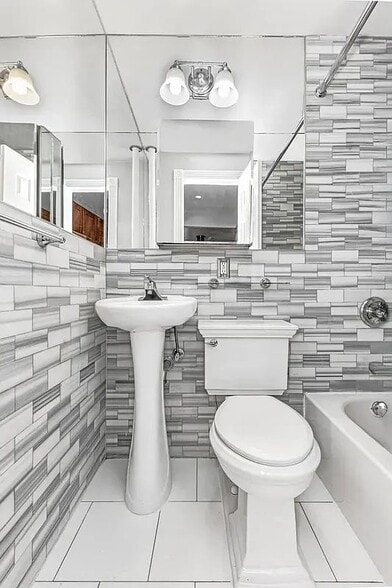 Building Photo - 273 W 10th St